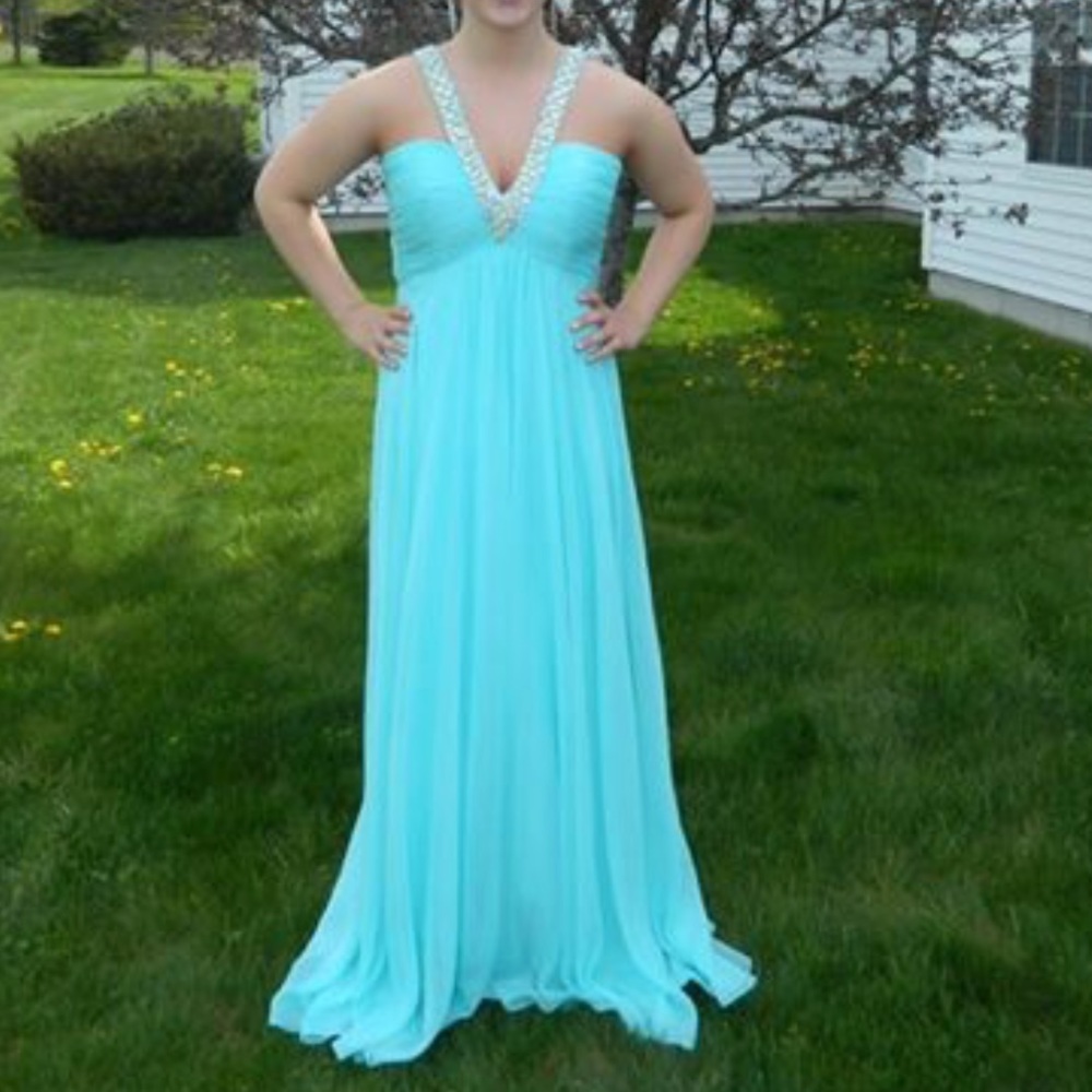 Gorgeous baby blue/teal prom dress 👗